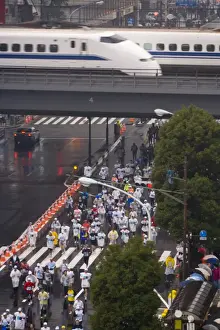 Fitness Prints: Elevated view of runners competing in the 2007 Tokyo marathon