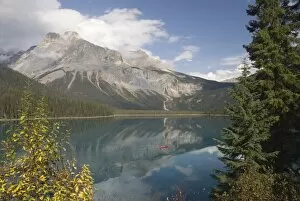 Images Dated 3rd October 2008: Emerald Lake, Yoho National Park, UNESCO World Heritage Site, Rocky Mountains