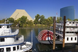 Images Dated 27th September 2009: Empress Hornblower and Delta King paddle steamers on the Sacramento River