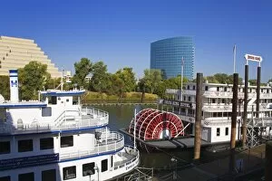 Images Dated 27th September 2009: Empress Hornblower and Delta King paddle steamers on the Sacramento River