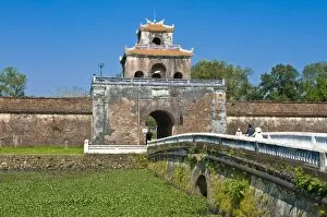 Images Dated 27th December 2009: Entrance gate to the Citadel, Hue, Vietnam, Indochina, Southeast Asia, Asia