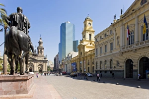 Images Dated 26th March 2008: Equestrian statue of Don Pedro de Valdivia in front of the Museum Historico Nacional