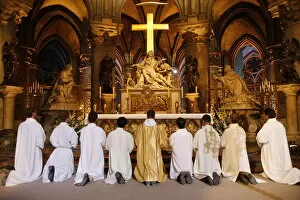 Images Dated 12th September 2008: Eucharist adoration in Notre Dame de Paris cathedral, Paris, France, Europe