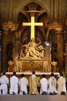 Images Dated 12th September 2008: Eucharist adoration in Notre Dame de Paris cathedral, Paris, France, Europe