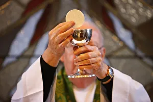 Images Dated 11th July 2008: Eucharist in the Chapel of the Holy Spirit, Anglican Church of St