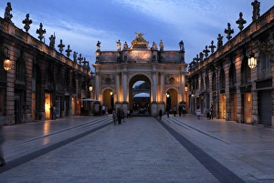 Evening view of the Arc de Triomphe