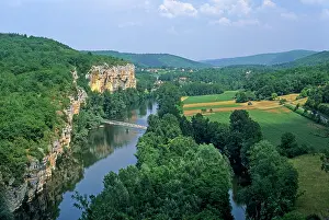 Bank Prints: Experience the beauty of the Lot River valley with its lush landscapes