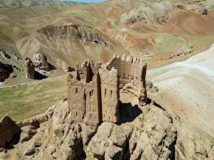 Sandstone Prints: Exploration of Gorgaheen Castle in Yaklawang demonstrates the history of Bamiyan region in Afghanistan