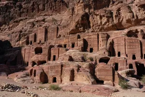 Dirt Prints: Exploring ancient carved structures in Petra