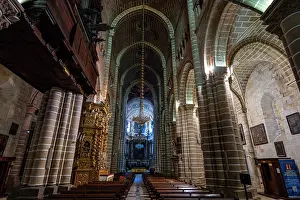 Columns Prints: Exploring the interior architecture of Cathedral of Vora in Evora