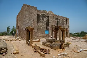 Attractions Prints: Exploring the Makli Necropole in Thatta