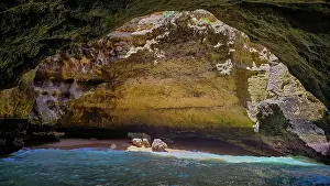 Geological Prints: Exploring the seacave along the coast of Carvoeiro in Algarve
