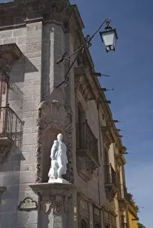 Images Dated 30th October 2008: Exterior of the Museo Historico de San Miguel de Allende and statue of revolutionary hero Ignacio