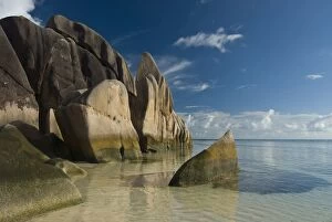 Images Dated 29th October 2006: Extraordinary rock formations on the coast of La Digue, Source d Argent