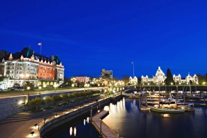 Images Dated 21st April 2009: Fairmont Empress Hotel and Parliament building, James Bay Inner Harbour