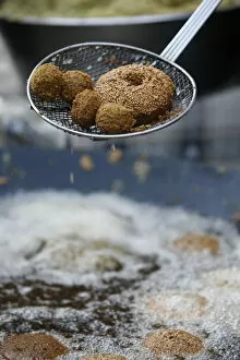 Images Dated 28th September 2009: Falafel frying, Jerusalem, Israel, Middle East