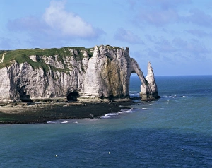 Images Dated 16th January 2000: Falaises (cliffs) and rocks near Etretat, Cote d Albatre, Haute Normandie