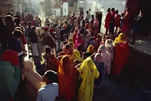 Jaisalmer Prints: Family and friends gather to accompany a bride and bridgroom to their wedding
