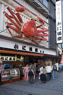 Famous Kanidoraku shop and restaurant in the Dotonbori entertainment district of Namba Famous Kanidoraku shop and restaurant in the Dotonbori entertainment district of Namba