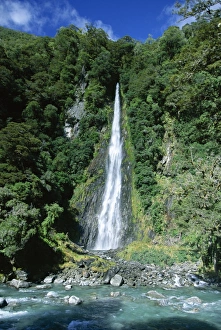 Fantail waterfall by the Makarpra River near Hst