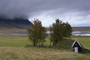Images Dated 29th September 2008: Farm buildings at Nupsstadur, under Lomagnupur cliffs, dating from the 18
