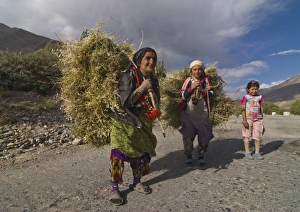 Farmers with harvested hay, Wakhan Valley, Tajikistan, Central Asia, Asia