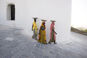 Images Dated 5th March 2009: Three female construction workers at the Monsoon Palace, Udaipur, Rajasthan, India, Asia