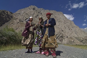 Images Dated 20th August 2009: Field path leading to Dushanbe, Bartang Valley, Tajikistan, Central Asia, Asia