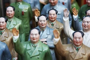 Images Dated 20th July 2008: Figurines of Chairman Mao at antiques shop, Sheung Wan, Hong Kong Island