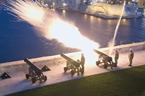 Images Dated 7th June 2008: Firing cannon in Barracca Gardens, Valletta, Malta, Europe
