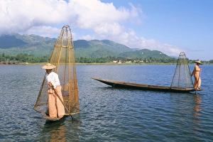 Images Dated 10th March 2005: Fisherman, Inle Lake, Shan State, Myanmar (Burma), Asia