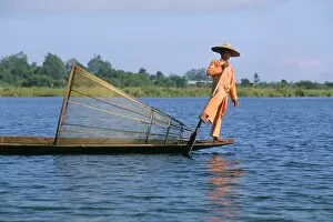 Images Dated 10th March 2005: Fisherman, Inle Lake, Shan State, Myanmar (Burma), Asia