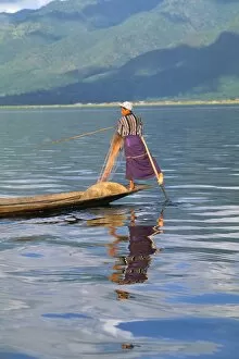 Images Dated 10th March 2005: Fisherman, Inle Lake, Shan State, Myanmar (Burma), Asia