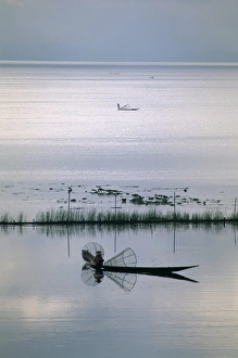 Images Dated 10th March 2005: Fisherman, Inle Lake, Shan State, Myanmar (Burma), Asia