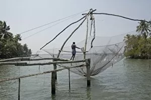 Images Dated 21st February 2006: Fisherman working chinese fishing net, Kallancheri, Kochi, Kerala, India, Asia