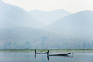 Images Dated 4th April 2010: Fishermen on Inle Lake, Myanmar (Burma), Asia