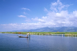 Images Dated 10th March 2005: Fishermen, Inle Lake, Shan State, Myanmar (Burma), Asia