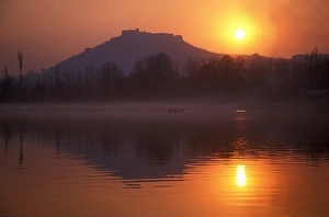 Images Dated 3rd September 2009: Fishermen make their way home in canoes as the sun sets over Nigeen Lake