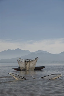 Images Dated 12th November 2008: Fishermen with traditional butterfly nets, Lago de la Patzcuaro, Patzcuaro