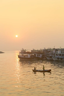 Mumbai Prints: A fishing boat on the Arabian Ocean in front of the Gateway of India