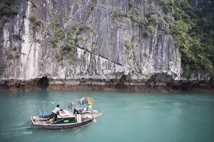 Fishing boat in Halong bay, Vietnam, Indochina, Southeast Asia, Asia