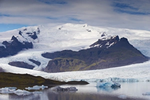 Images Dated 27th August 2009: Fjallsarlon glacial lake and Fjallsjokull (Oraefajokull) glacier near Jokulsarlon glacial lagoon