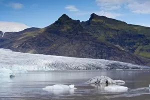 Images Dated 27th August 2009: Fjallsarlon glacial lake and Fjallsjokull (Oraefajokull) glacier near Jokulsarlon glacial lagoon