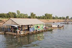 Images Dated 11th January 2008: Floating fisherman villages, Mekong River, Phnom Penh, Cambodia, Indochina