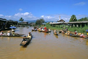 Floating market, Ywama, Inle Lake, Shan State, Myanmar (Burma), Asia