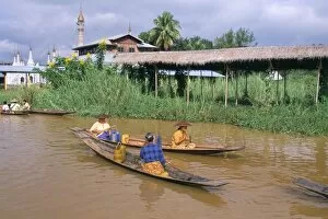 Images Dated 10th March 2005: Floating market, Ywama, Inle Lake, Shan State, Myanmar (Burma), Asia