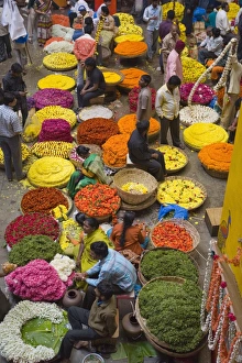 Images Dated 15th December 2007: Flower necklace sellers in City Market, Bengaluru (Bangalore), Karnataka state