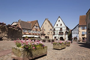 Images Dated 23rd May 2009: Flower tubs in Place du Chateau square in medieval village on the wine route