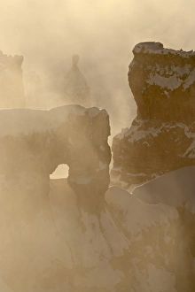 Images Dated 19th December 2008: Foggy sunrise at Sunrise Point with snow, Bryce Canyon National Park, Utah