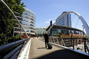 Images Dated 10th June 2008: Footbridge at Piccadilly Railway Station, Manchester, England, United Kingdom, Europe